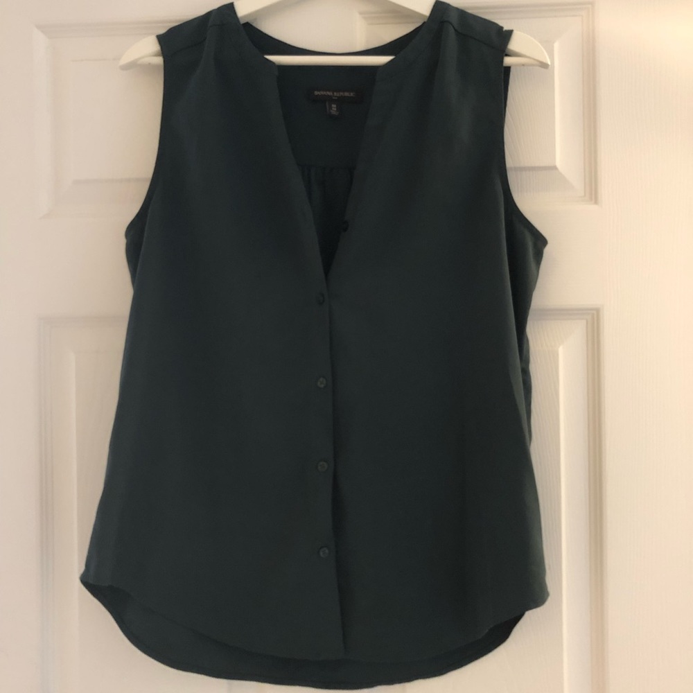 Banana Republic forest green sleeveless top with buttons